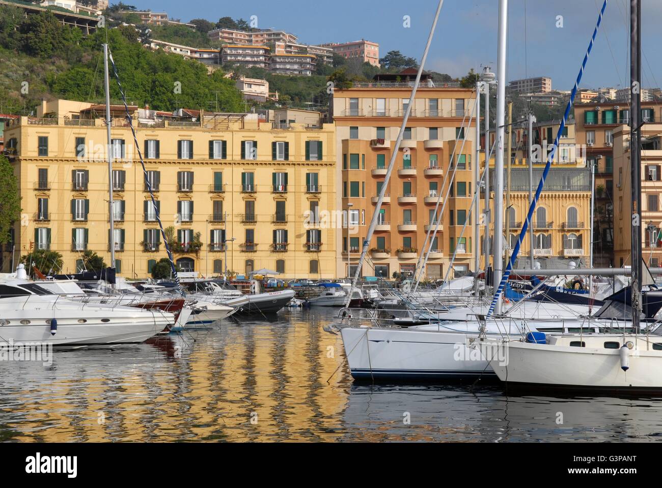 Il piccolo porto di Mergellina a Napoli, Italia Foto Stock