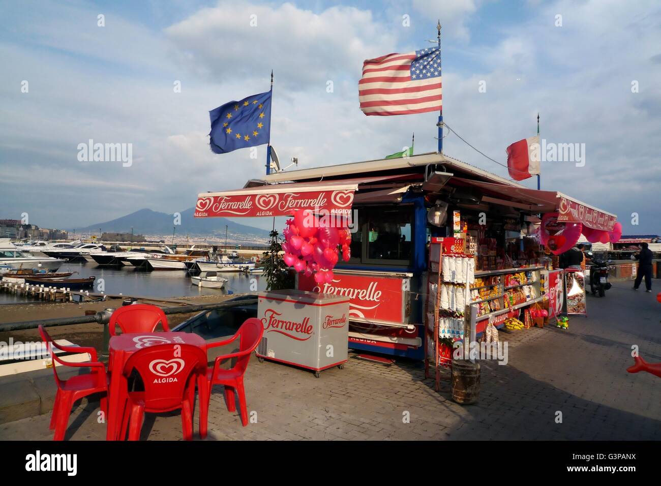 Napoli, Italia, i distributori automatici di stand per bevande sul quartiere di Mergellina lungomare Foto Stock