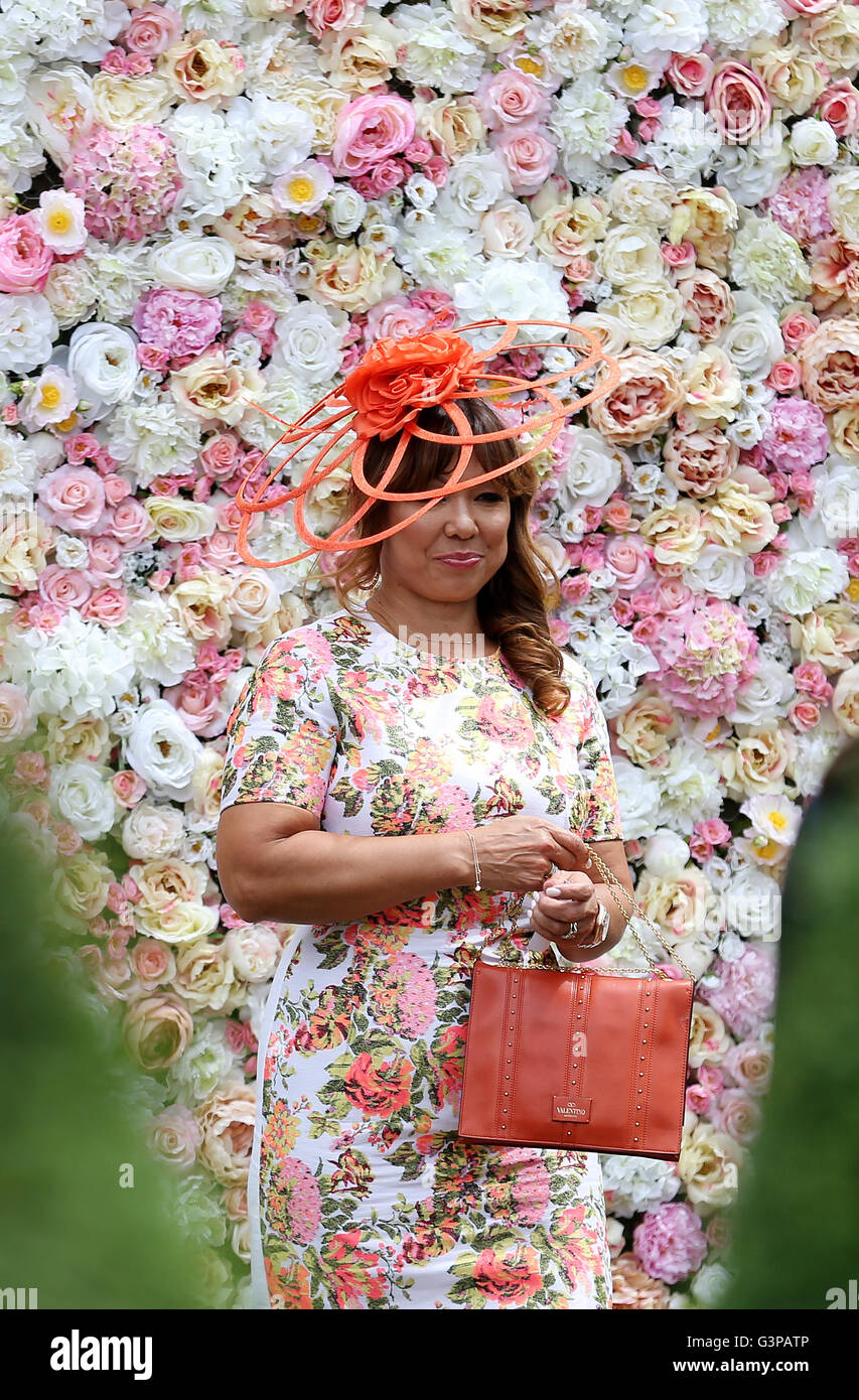 Onorevoli moda durante un giorno di Royal Ascot 2016, a Ascot Racecourse. Foto Stock