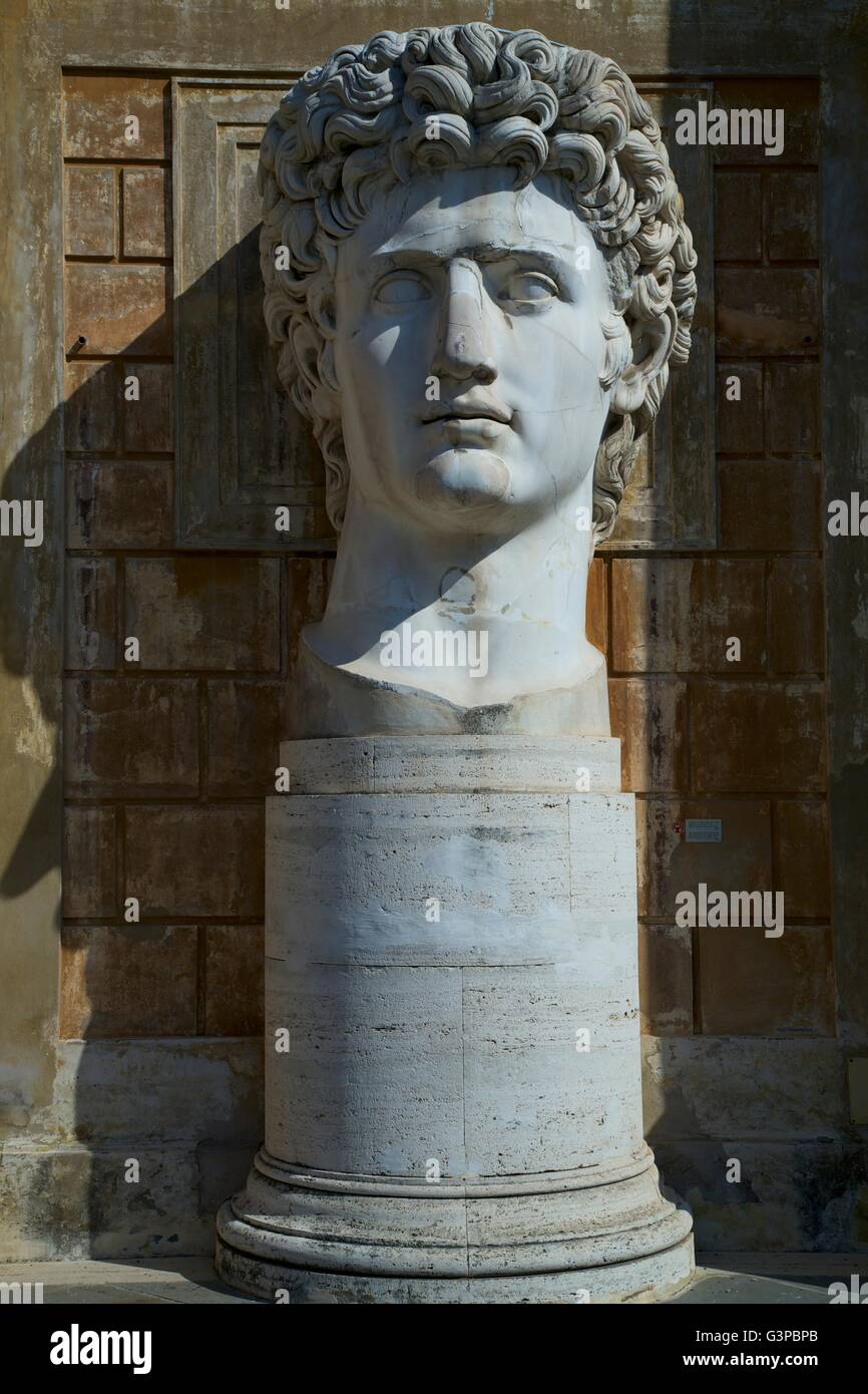Testa gigante di Cesare Augusto, il Cortile della Pigna, Musei Vaticani, Roma, Italia Foto Stock