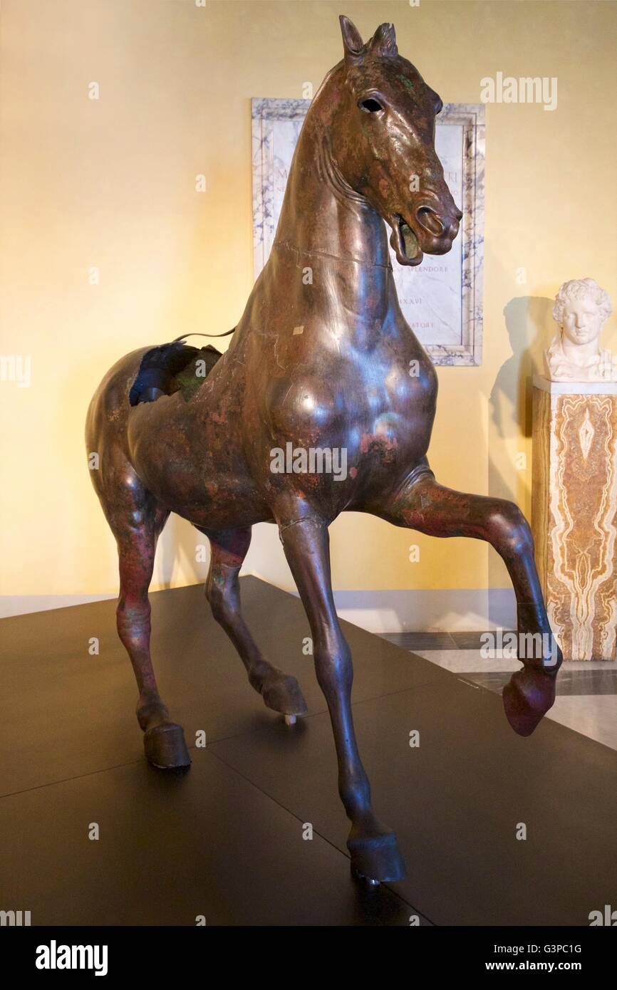 Cavallo di bronzo dal Viale delle Palme, quarto o quinto secolo A.C., Palazzo dei Conservatori, Museo Capitolino, Roma, Italia Foto Stock