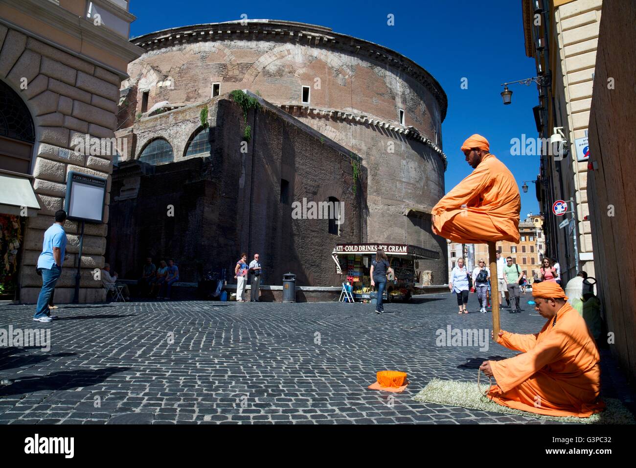 Far levitare l uomo gli artisti di strada vicino al Pantheon a Roma, Italia, Europa Foto Stock