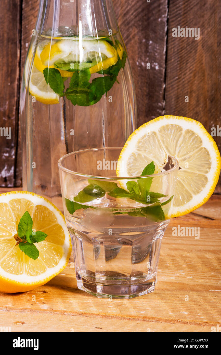 Fotografia che mostra la classica limonata con menta fresca Foto Stock