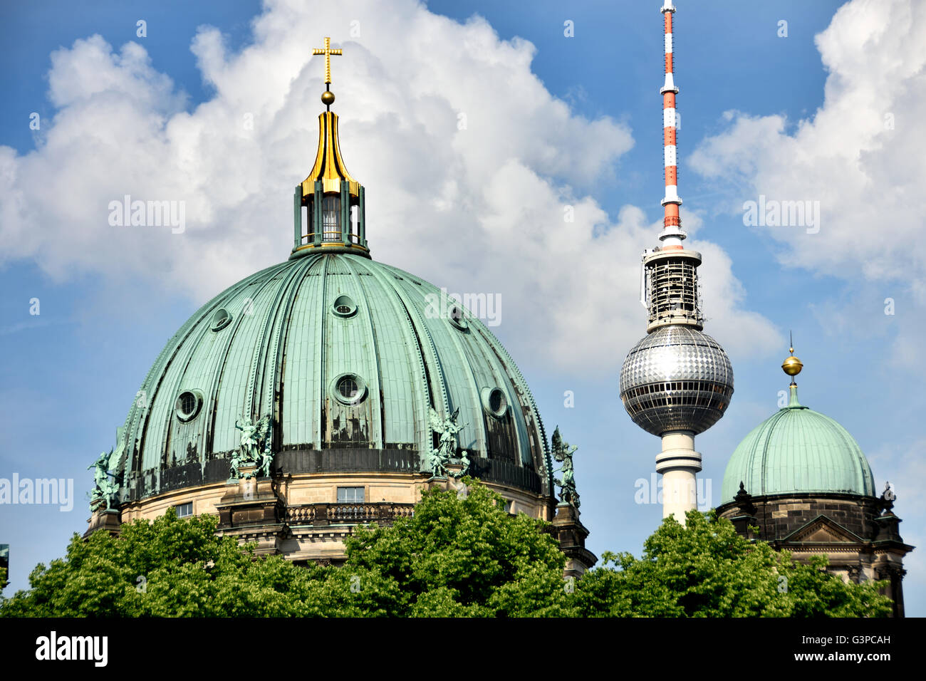 Berliner Dom ( Cattedrale ) di fronte parco Lustgarten in background Fernsehturm TV La Torre della Televisione Mitte Berlino Germania Foto Stock