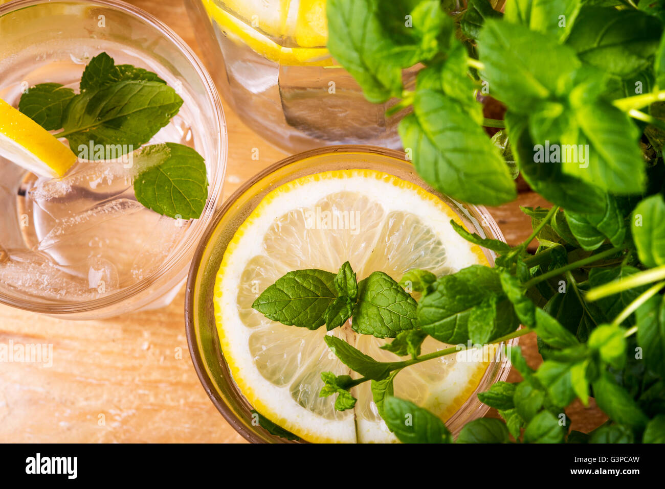 Fotografia che mostra la classica limonata con menta fresca Foto Stock