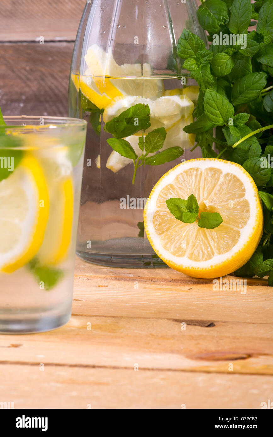 Fotografia che mostra la classica limonata con menta fresca Foto Stock