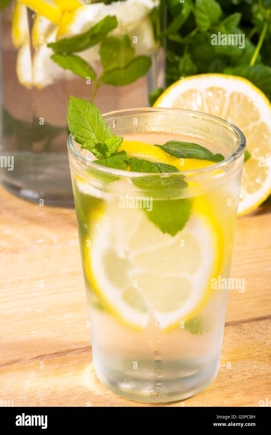 Fotografia che mostra la classica limonata con menta fresca Foto Stock