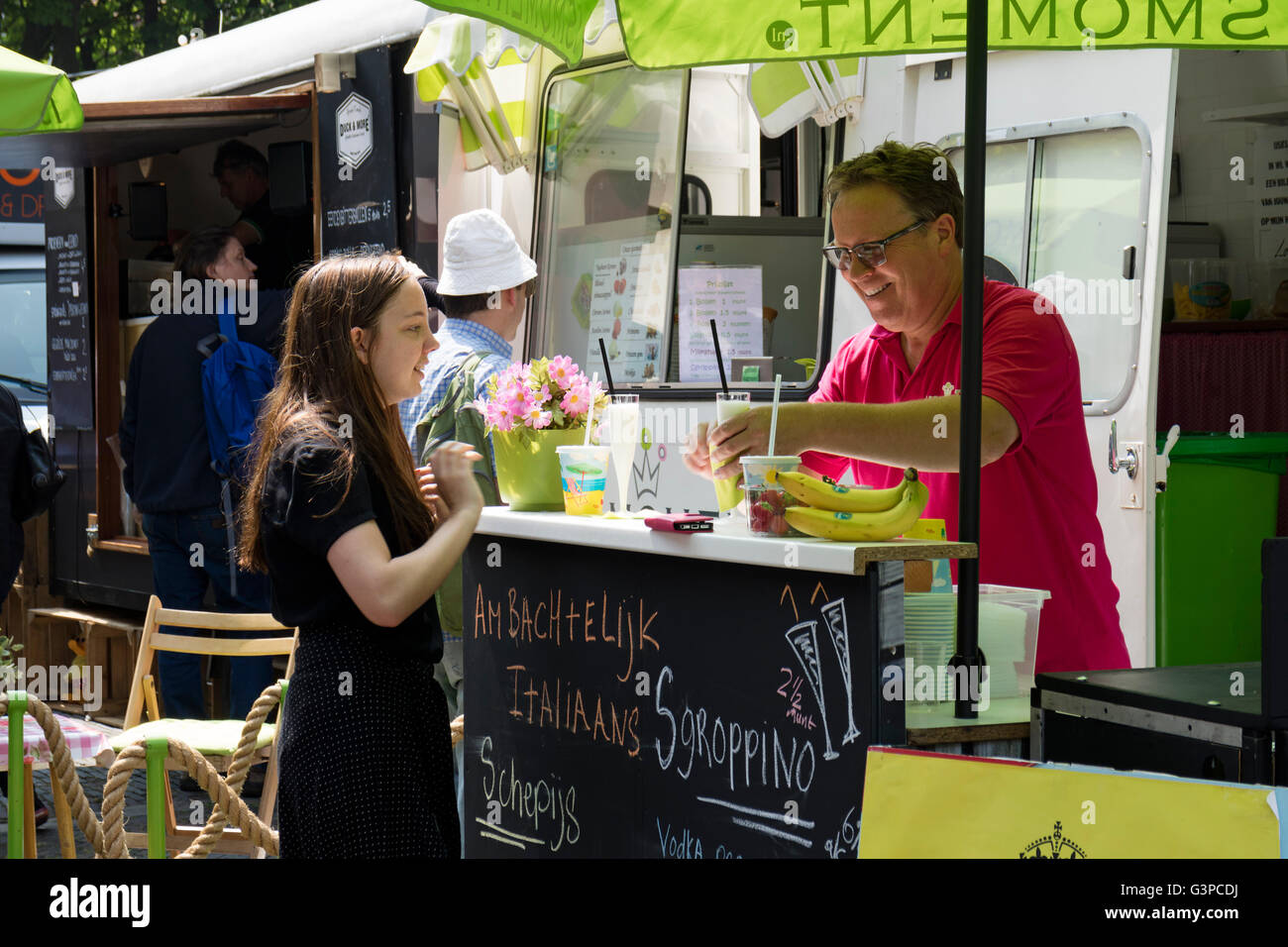 La vendita di bibite salutari presso il mercato degli alimenti organici in Leiden, Paesi Bassi Foto Stock