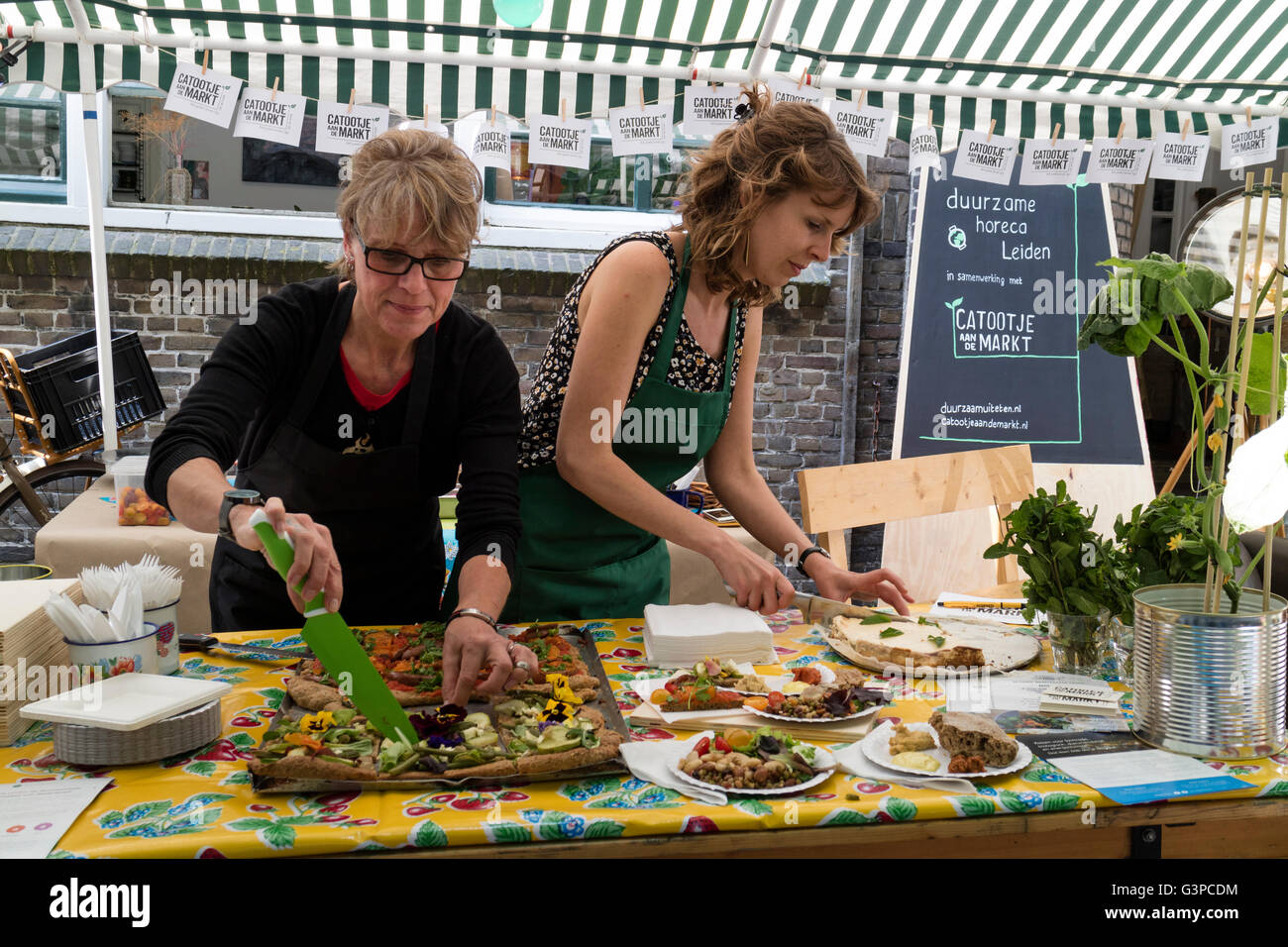 La preparazione di un alimento sano presso il mercato degli alimenti organici in Leiden, Paesi Bassi Foto Stock