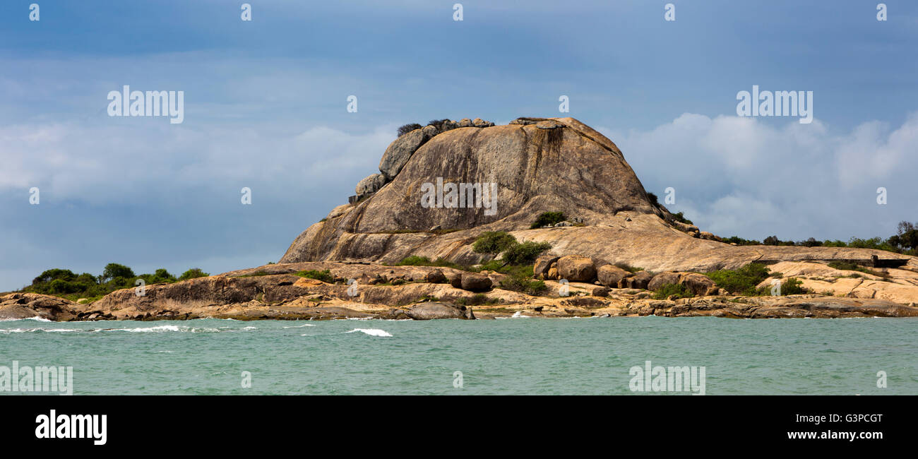 Sri Lanka, Yala National Park, Palatupana beach, landmark promontorio roccioso, panoramica Foto Stock