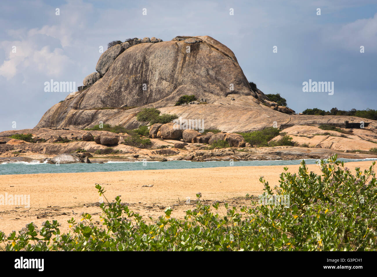 Sri Lanka, Yala National Park, Palatupana beach, landmark roccioso promontorio Foto Stock