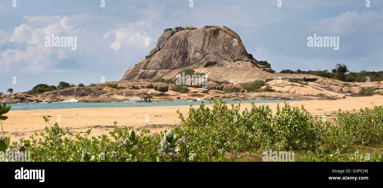 Sri Lanka, Yala National Park, Palatupana beach, landmark promontorio roccioso, panoramica Foto Stock