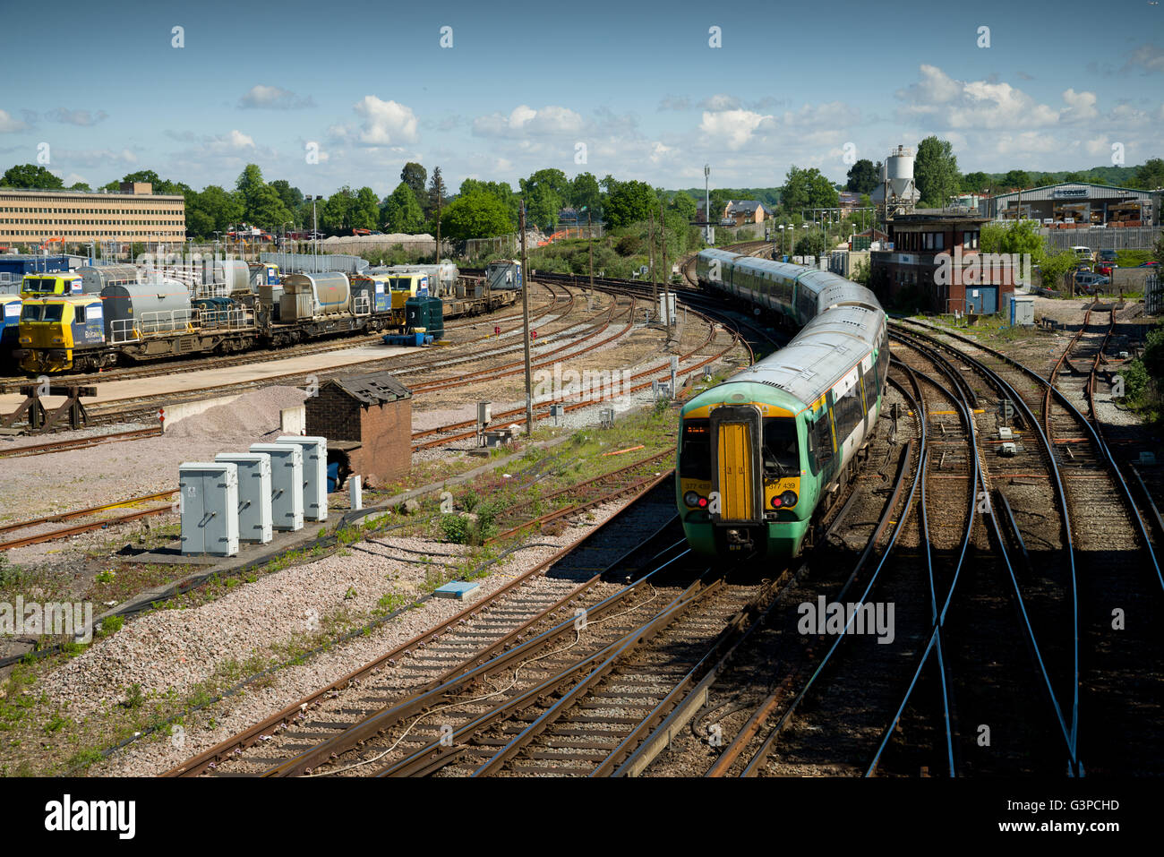Treno vicino a Horsham stazione. Cantiere ferroviario con scatola di giunzione, motori e binari di servizio. Foto Stock