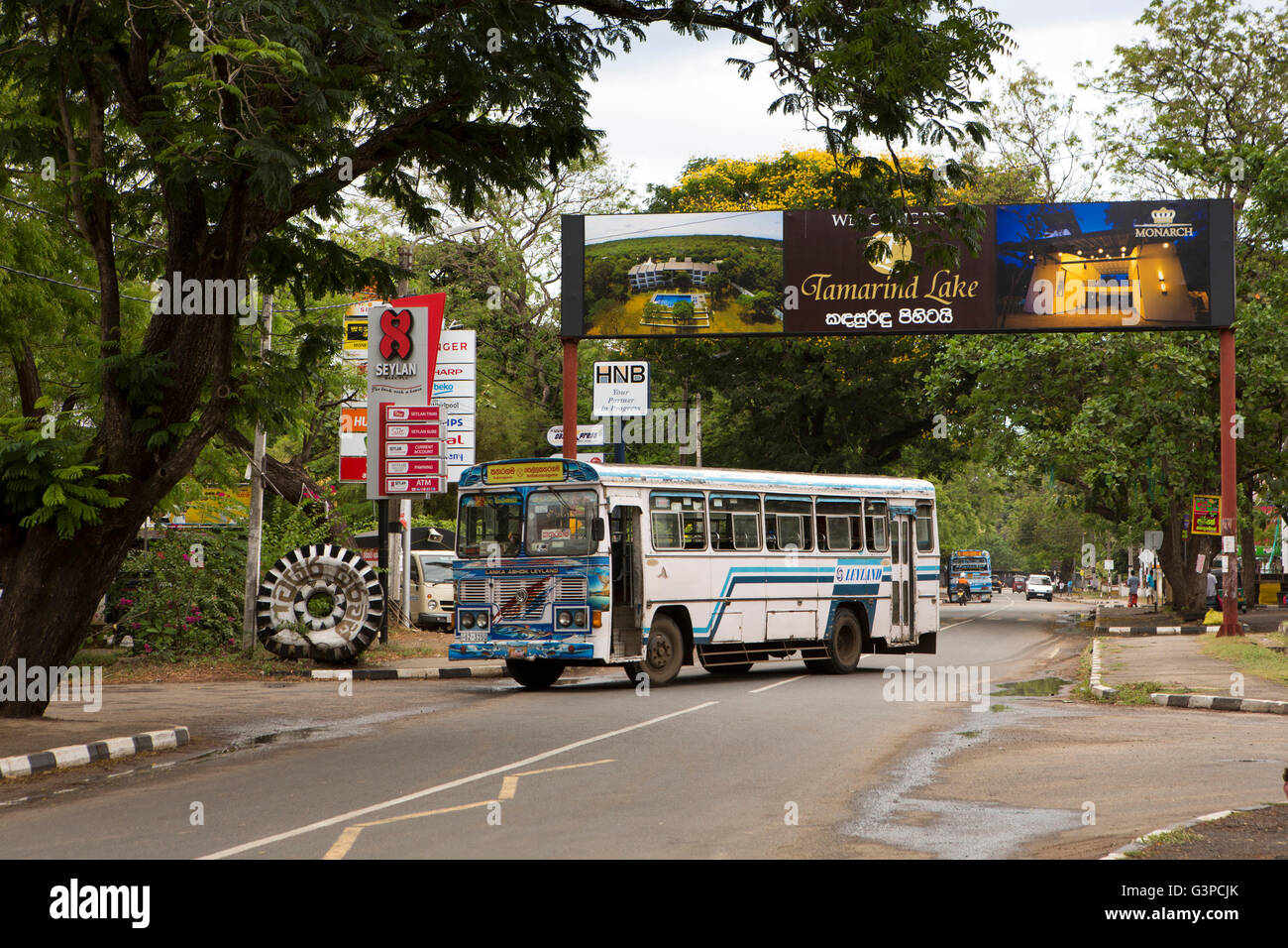 Sri Lanka, Kataragama, Tissamaharama Rd, bus privato tirando fuori il Bus principale stand Foto Stock