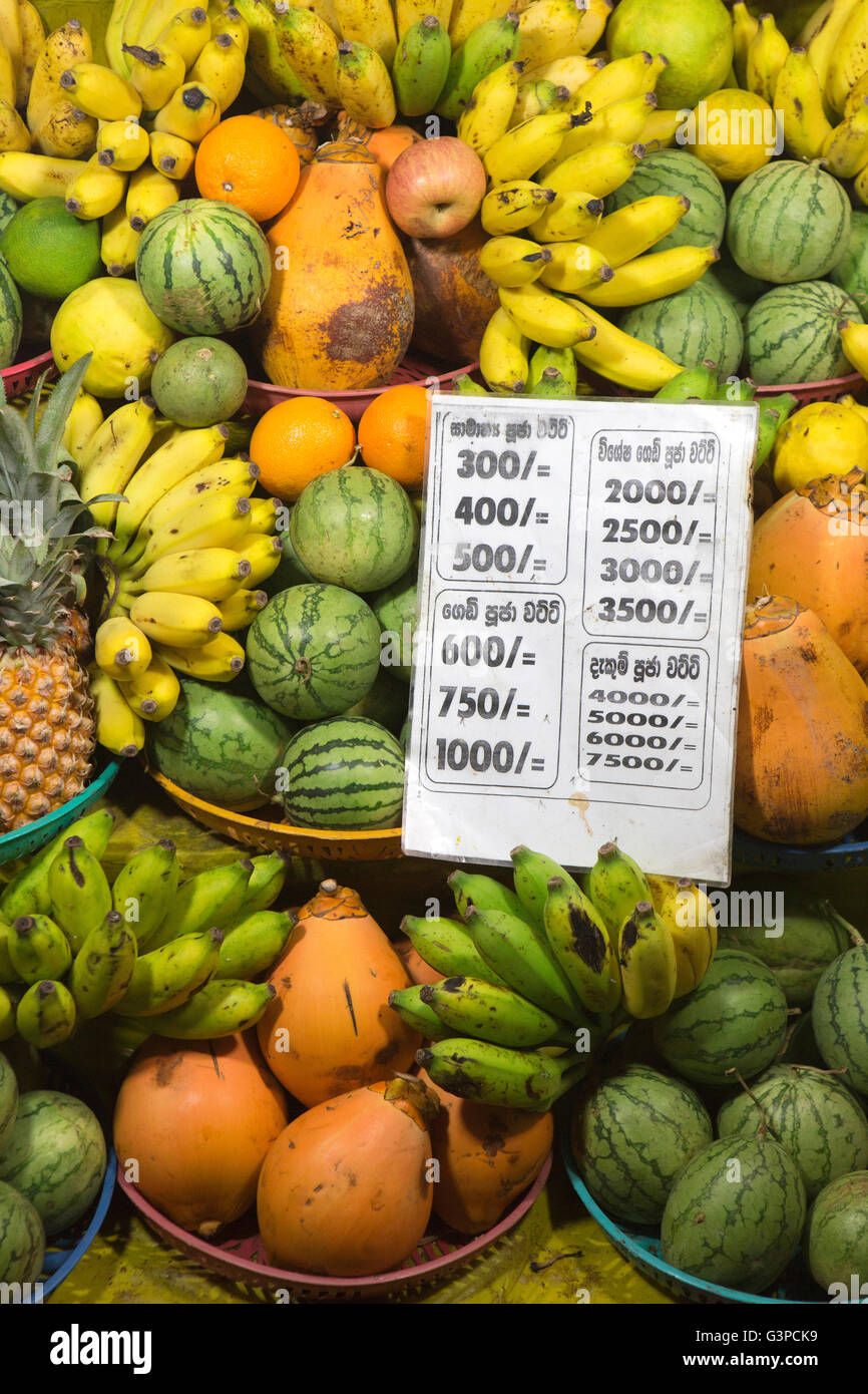 Sri Lanka, Kataragama, Saddhatissa Mawatha bazaar, frutta stallo, con prezzi Foto Stock