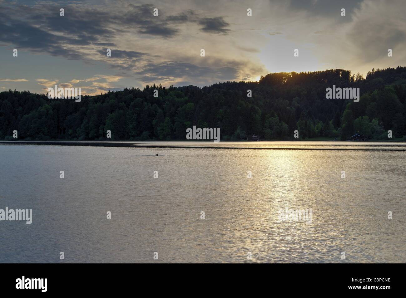 Immagine hdr di un tramonto a un lago Foto Stock