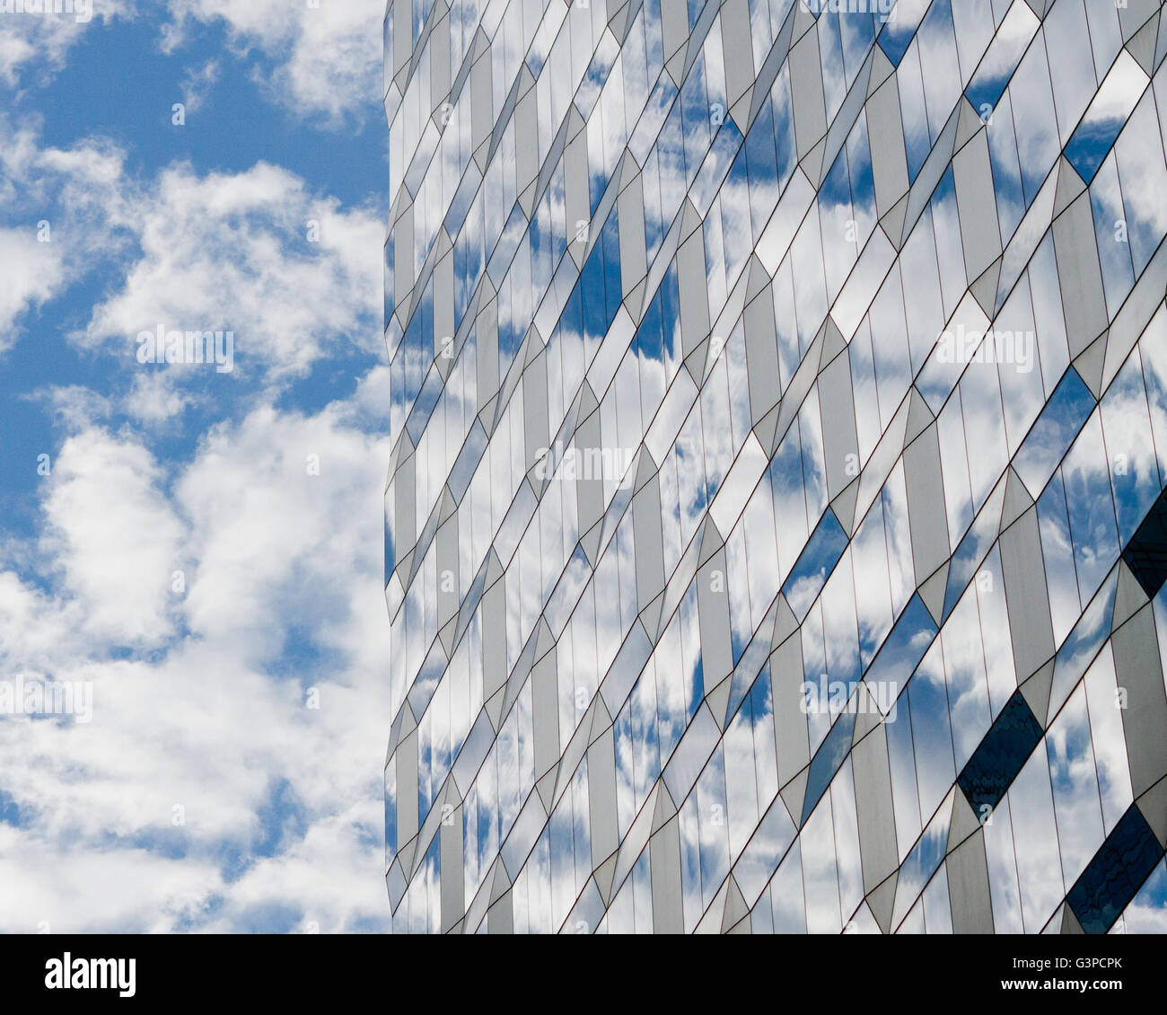 Nuvole e cielo blu riflessioni nel grattacielo di vetro Foto Stock