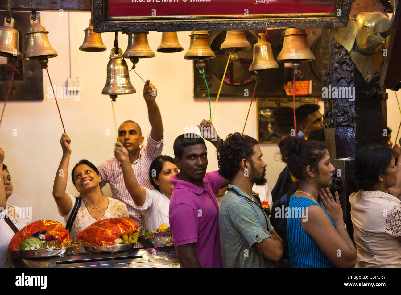 Sri Lanka, Kataragama, Maha Devale tempio Puja serale in corso, pellegrini suonare le campane Foto Stock