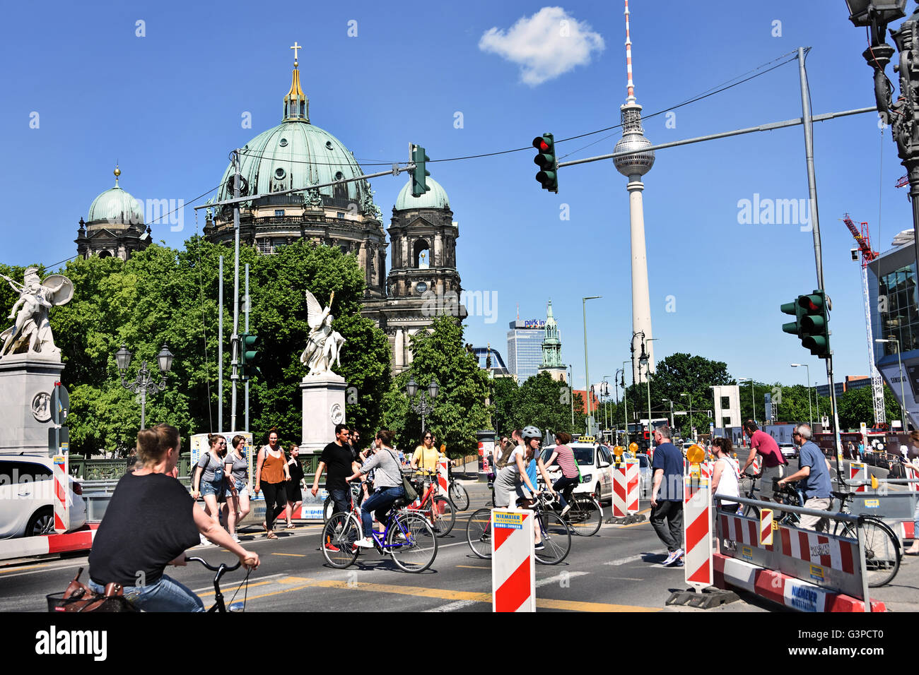 Berliner Dom ( Cattedrale ) di fronte parco Lustgarten in background Fernsehturm TV La Torre della Televisione Mitte Berlino Germania Foto Stock