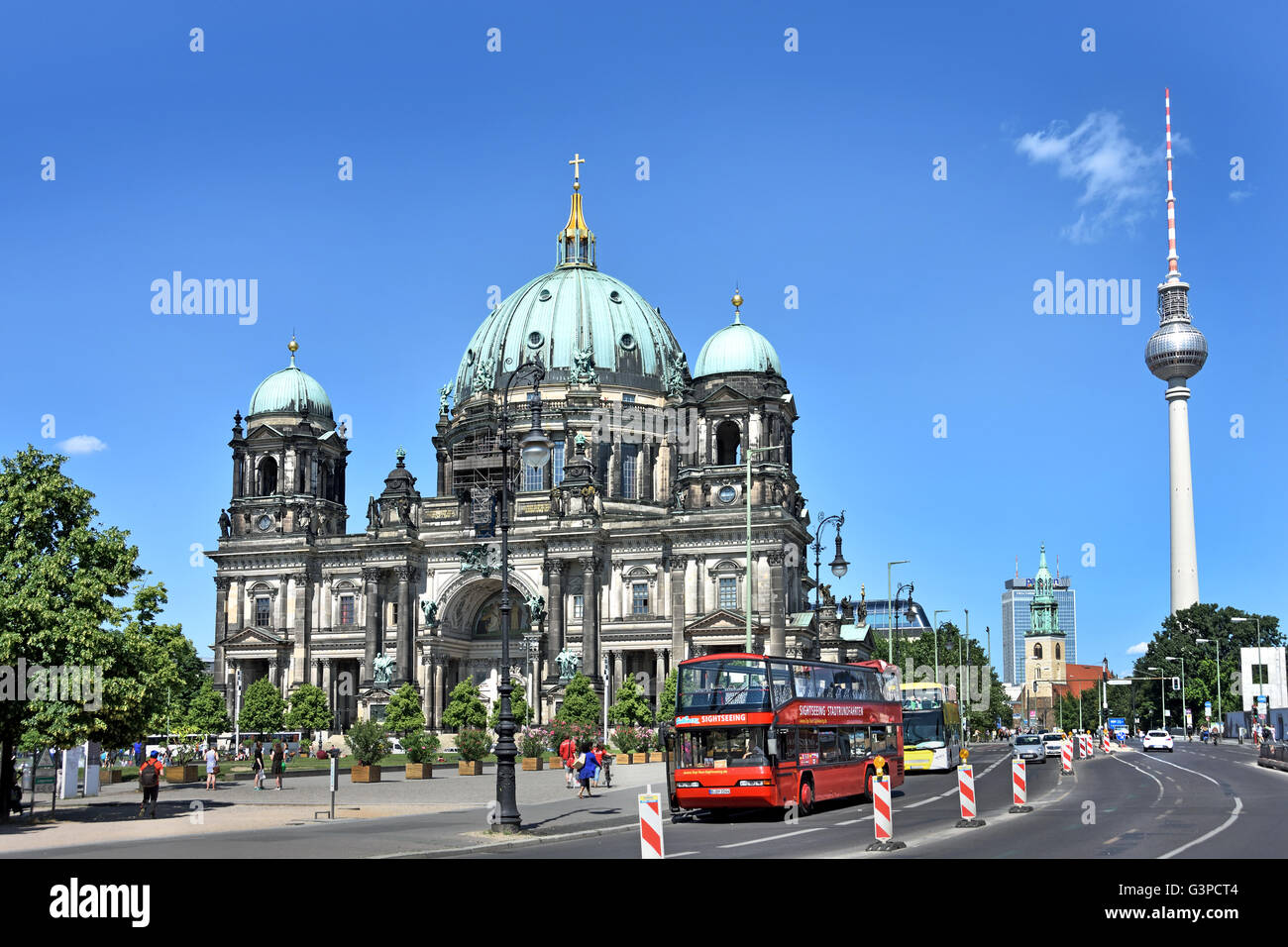 Berliner Dom ( Cattedrale ) di fronte parco Lustgarten in background Fernsehturm TV La Torre della Televisione Mitte Berlino Germania Foto Stock