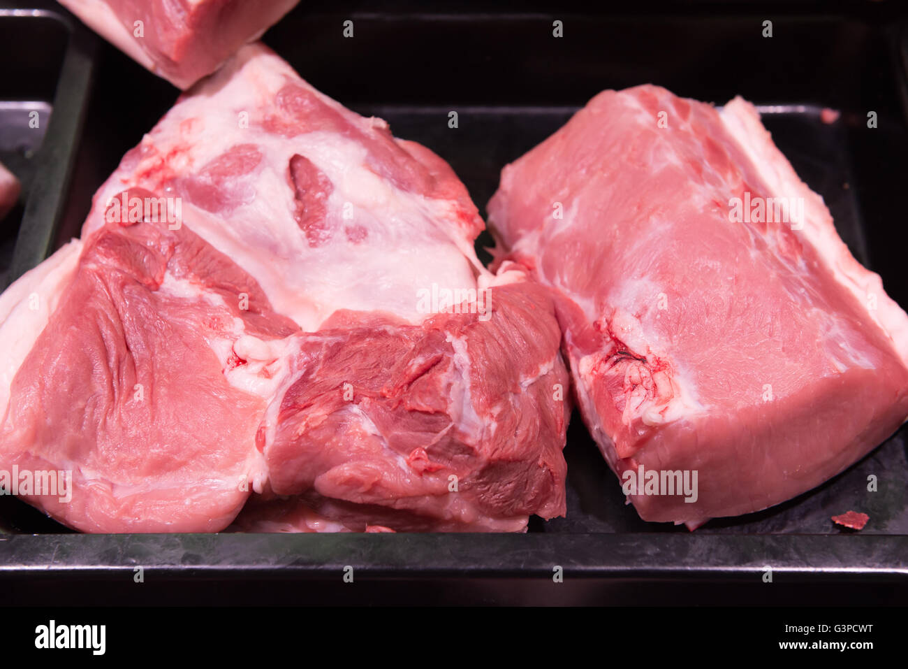Carne di maiale cruda in vendita in un supermercato Foto Stock
