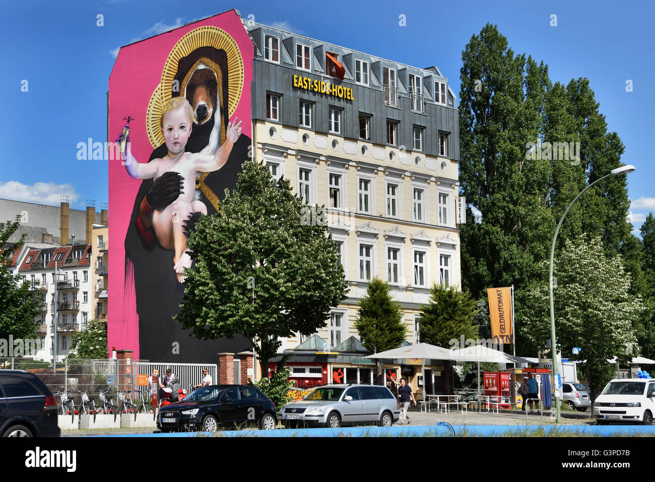 East Side Hotel L' East Side Gallery di graffiti murali di arte di strada sul 1.3km sezione tedesco del muro di Berlino dal fiume Sprea e Muhlenstrasse ) Friedrichshain parete Spree ex confine Kreuzberg Germania Foto Stock