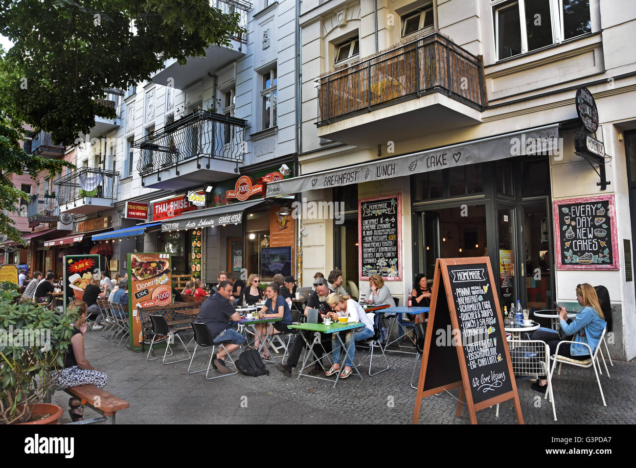 Al di fuori di un Cafe Bar Ristorante Bohemian Friedrichshain Kreuzberg - Germania Foto Stock