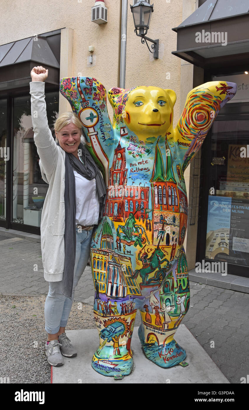 Il dipinto di recare sulla strada - un simbolo tradizionale di Berlino Germania Foto Stock