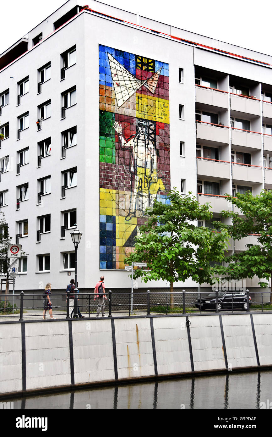 Friedrichsgracht sull'isola nel fiume Sprea nel distretto Mitte di Berlino tra Sperlingsgasse e Gertraud bridge. Berlino Germania ( Repubblica democratica tedesca o RDT - DDR parete murale dipinto ) Foto Stock