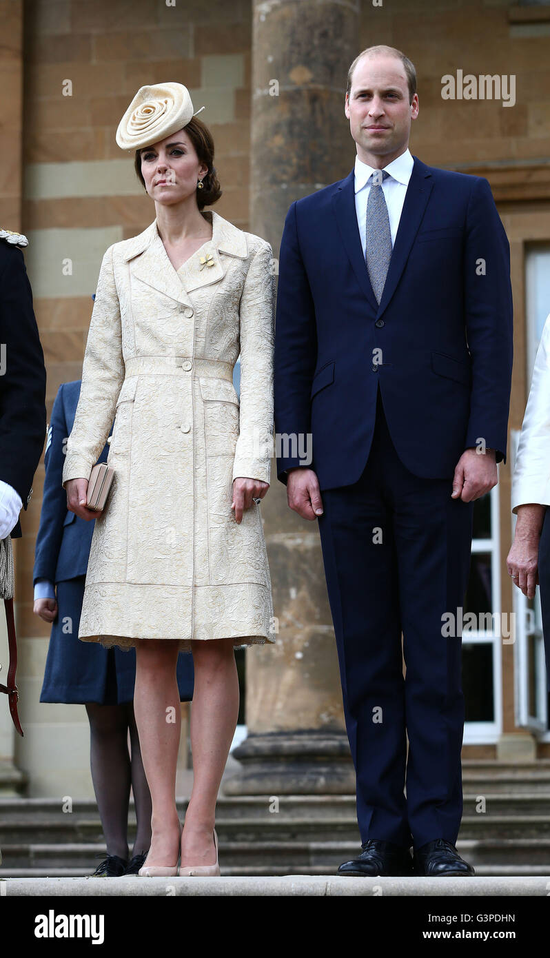 Il Duca e la Duchessa di Cambridge frequentare il Segretario di Stato per l'Irlanda del Nord Theresa Villiers' Garden Party presso la residenza reale al castello di Hillsborough, Co Down. Foto Stock