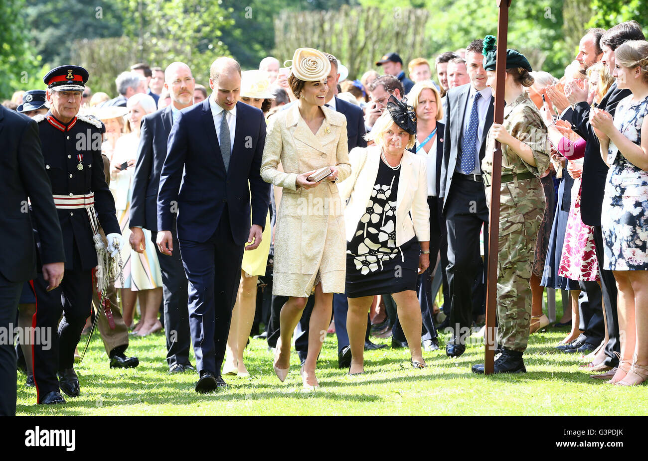 Il Duca e la Duchessa di Cambridge frequentare il Segretario di Stato per l'Irlanda del Nord Theresa Villiers' Garden Party presso la residenza reale al castello di Hillsborough, Co Down. Foto Stock
