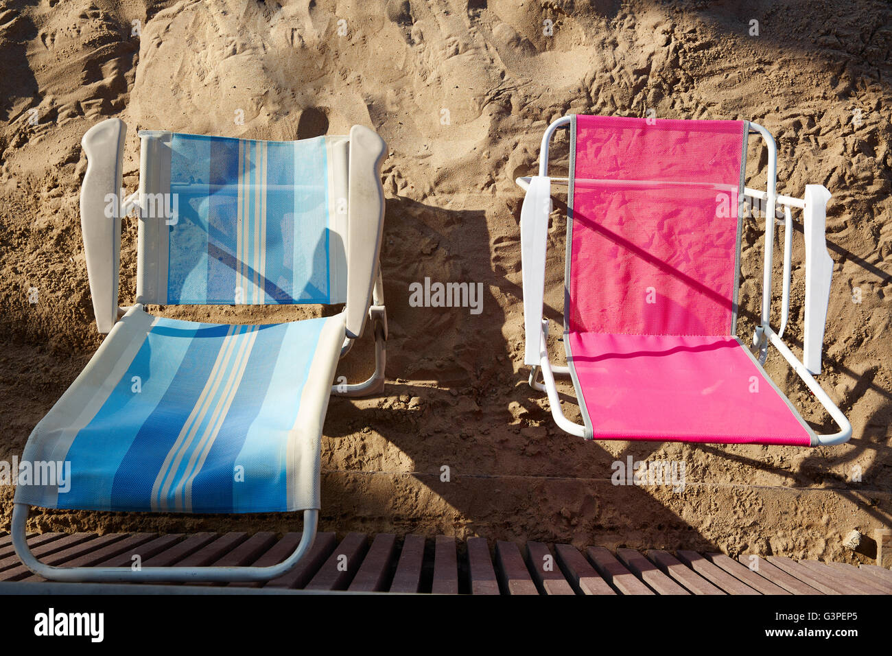 Benidorm amache sedie da spiaggia dettaglio vista aerea con sabbia da terra Foto Stock