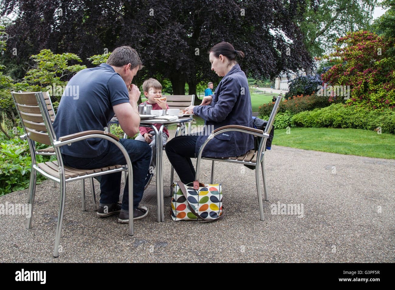 Famiglia mangiare fuori nel giardino botanico Sheffield Foto Stock