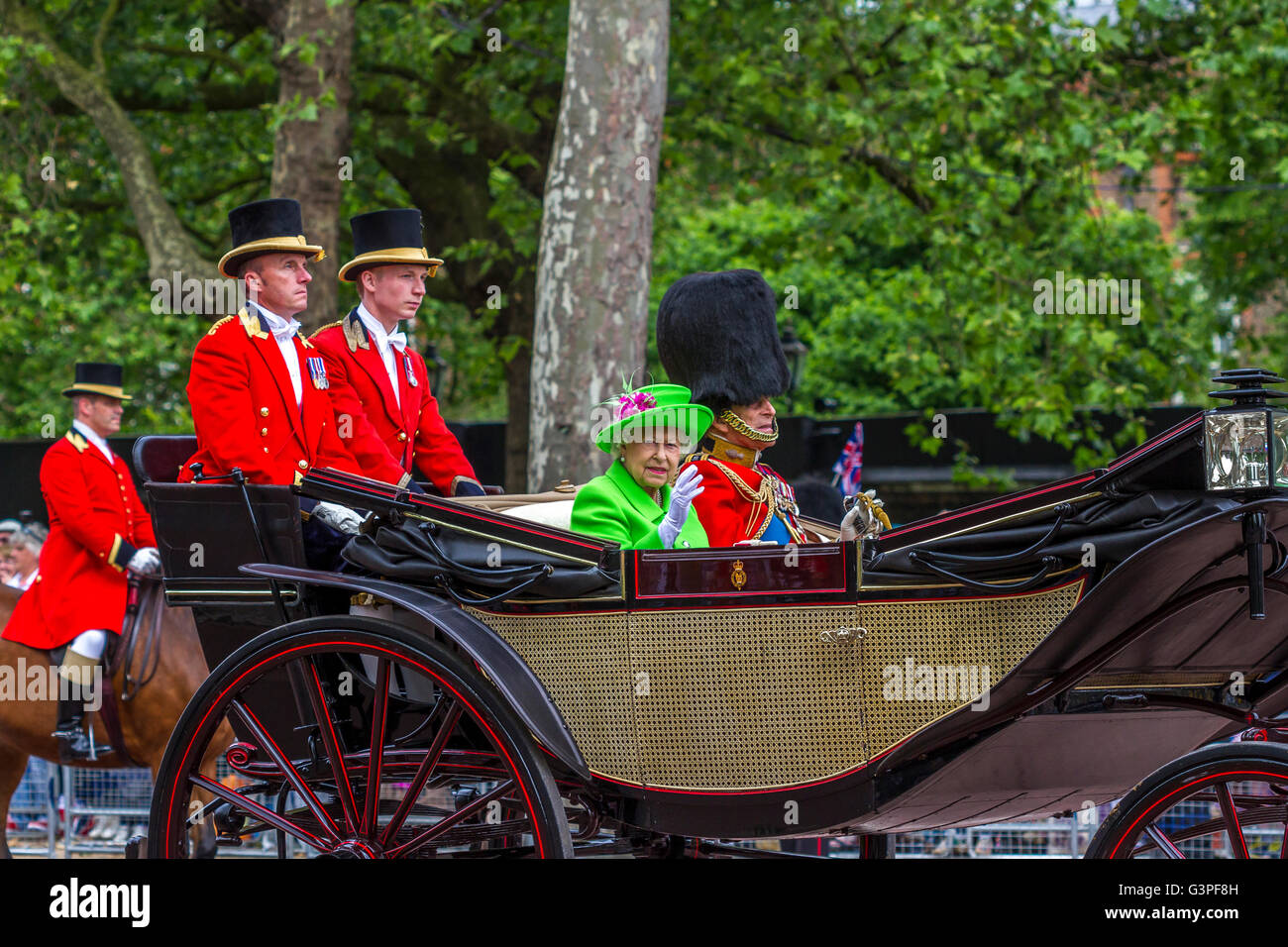 La Regina in un vestito verde ondeggia da una carrozza, accompagnata da RH il Duca di Edimburgo sul Mall at the Trooping of the Colour 2016, Londra, Regno Unito Foto Stock