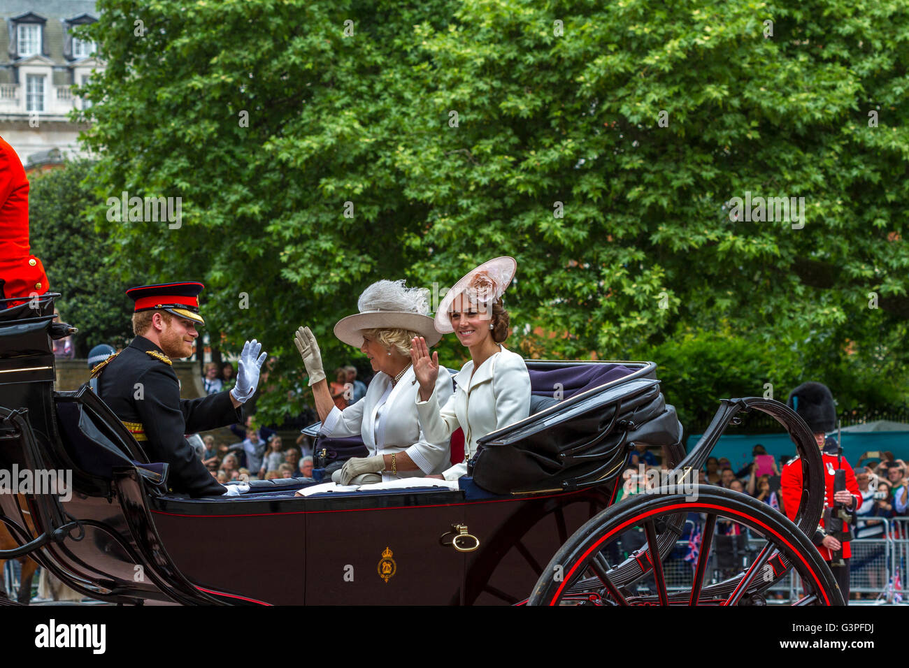 La Duchessa di Cambridge, il Principe Harry e la Duchessa di Cornovaglia ondano a folle da una carrozza a Trooping il colore sul Mall, Londra, Regno Unito Foto Stock
