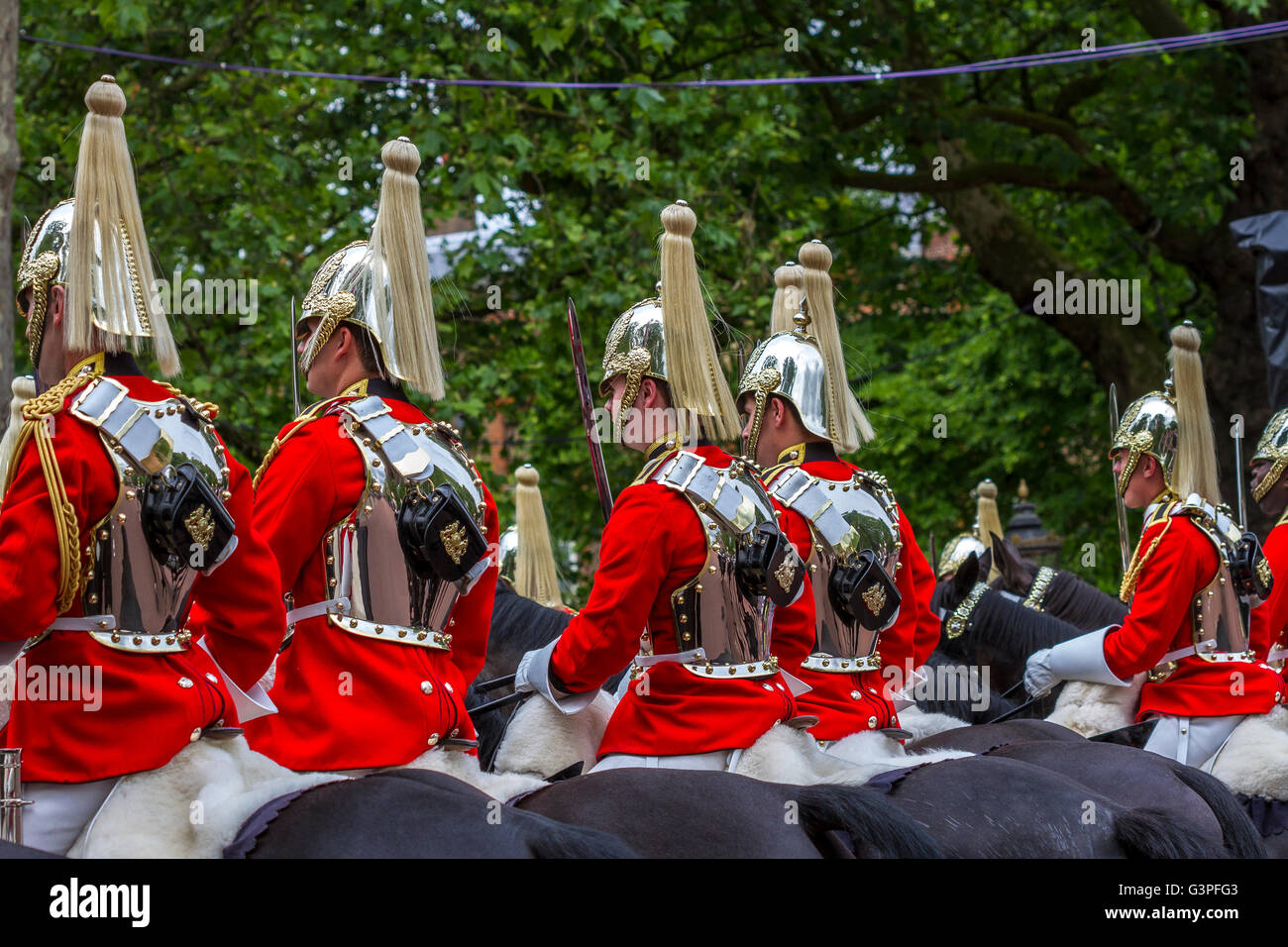 Soldiers from the Life Guards a cavallo che si trovano lungo il Mall presso la Queens Birthday Parade, conosciuta anche come Trooping the Color, Londra, Regno Unito Foto Stock