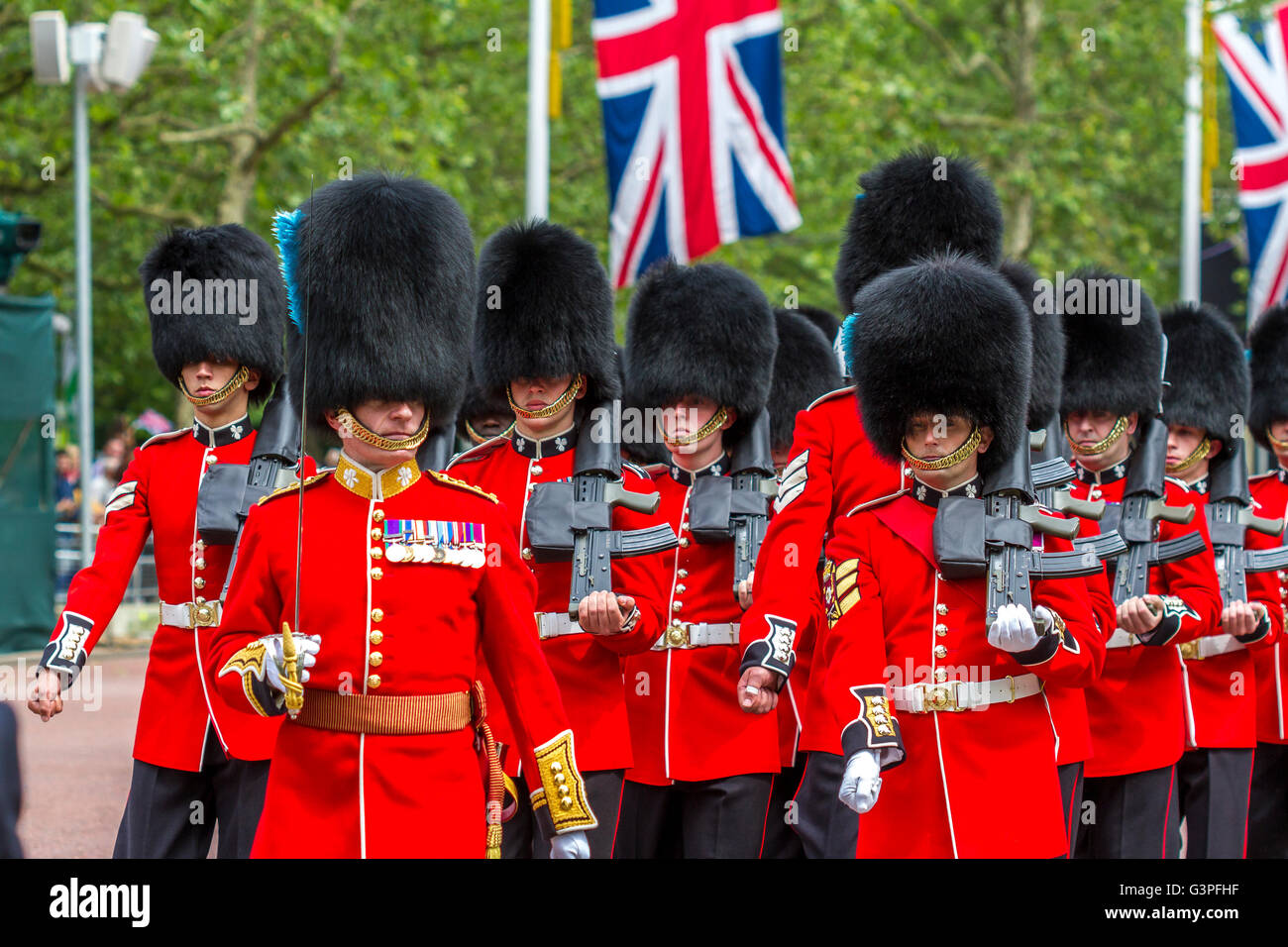 Irish Guards in formazione che marciano lungo il Mall a Trooping il colore conosciuto anche come la Queens Birthday Parade, The Mall, Londra, Regno Unito Foto Stock