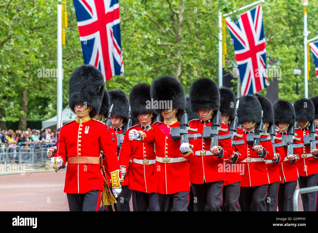 Soldati della Guardia Irlandese marciano lungo il Mall a Trooping il colore conosciuto anche come la Parata del compleanno di Queens, il Mall, Londra, Regno Unito Foto Stock
