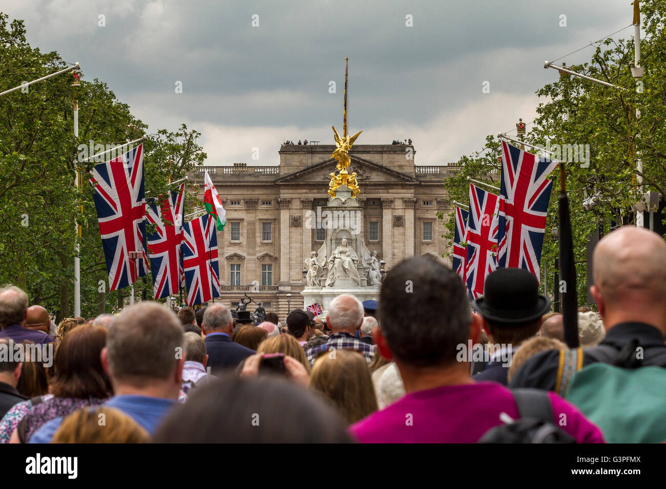 Folle di persone sul Mall guardando verso il Queen Victoria Memorial di fronte a Buckingham Palace, il Mall, Londra, Regno Unito Foto Stock
