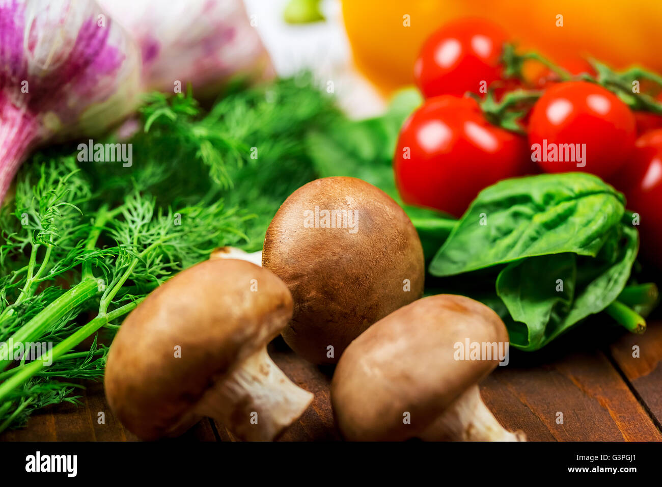 Bellissimo sfondo organico sano mangiare. studio fotografico di diverse verdure e funghi sulle vecchie schede marrone Foto Stock