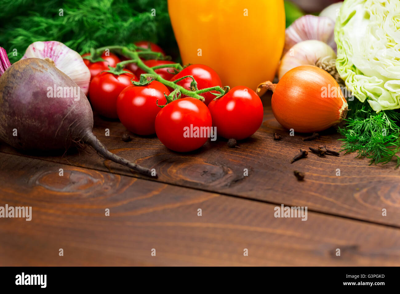 Bellissimo sfondo organico sano mangiare. studio fotografico il telaio di diverse verdure e funghi sul vecchio brown Foto Stock