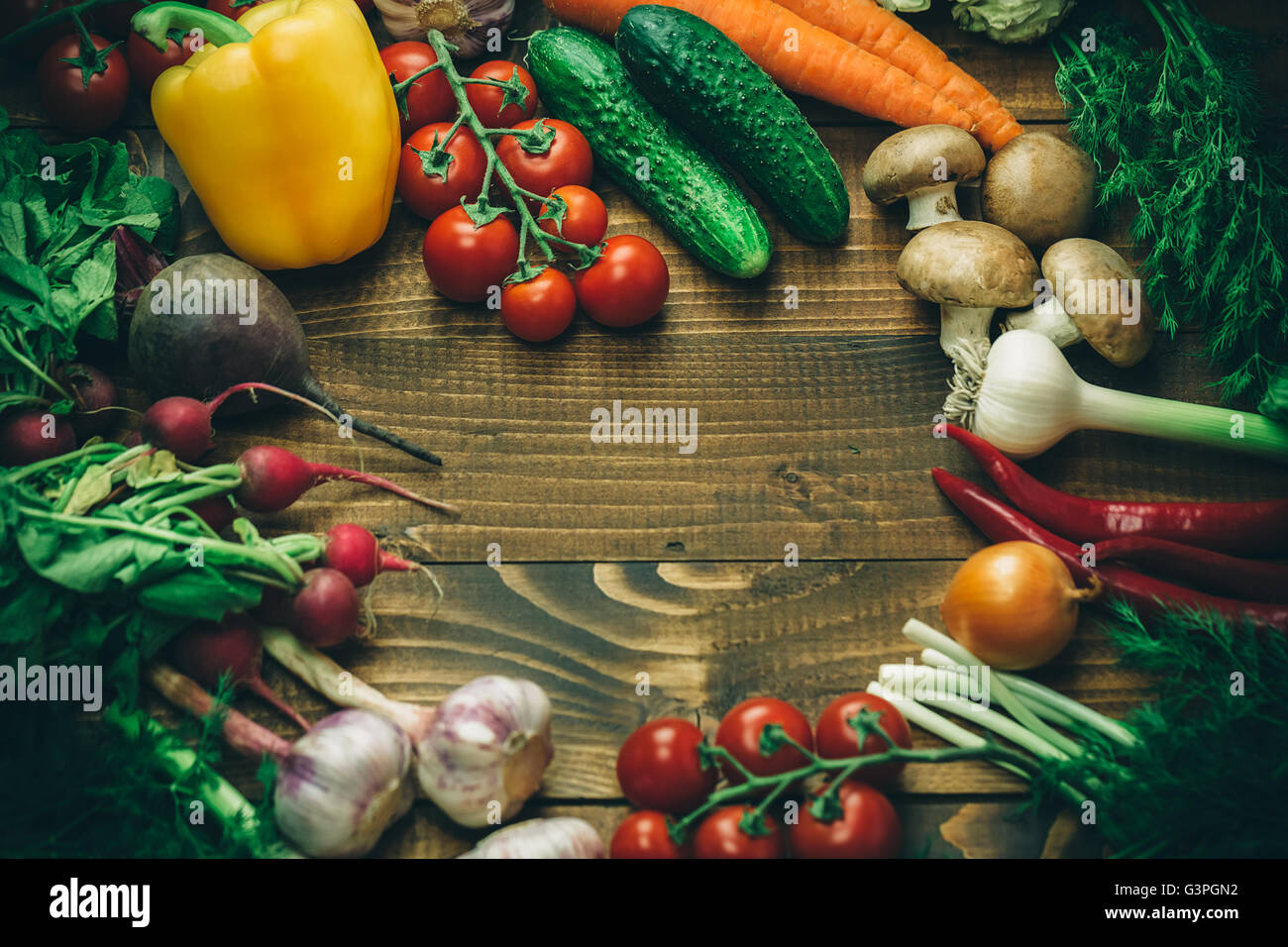 Bellissimo sfondo organico sano mangiare. studio fotografico il telaio di diverse verdure e funghi sul vecchio brown Foto Stock