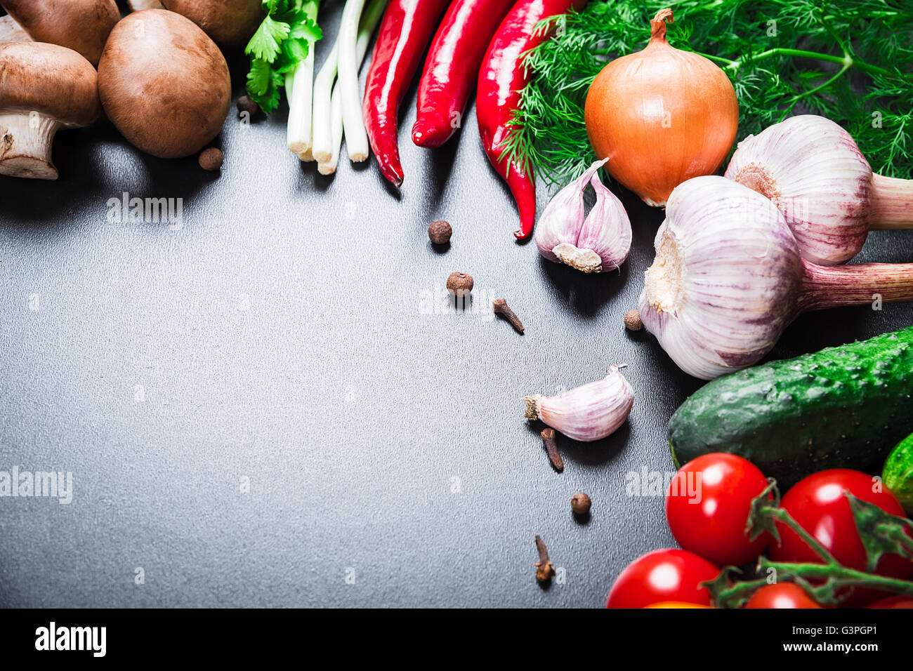 Bellissimo sfondo organico sano mangiare. studio fotografico il telaio di diverse verdure e funghi sulla tavola vintage Foto Stock