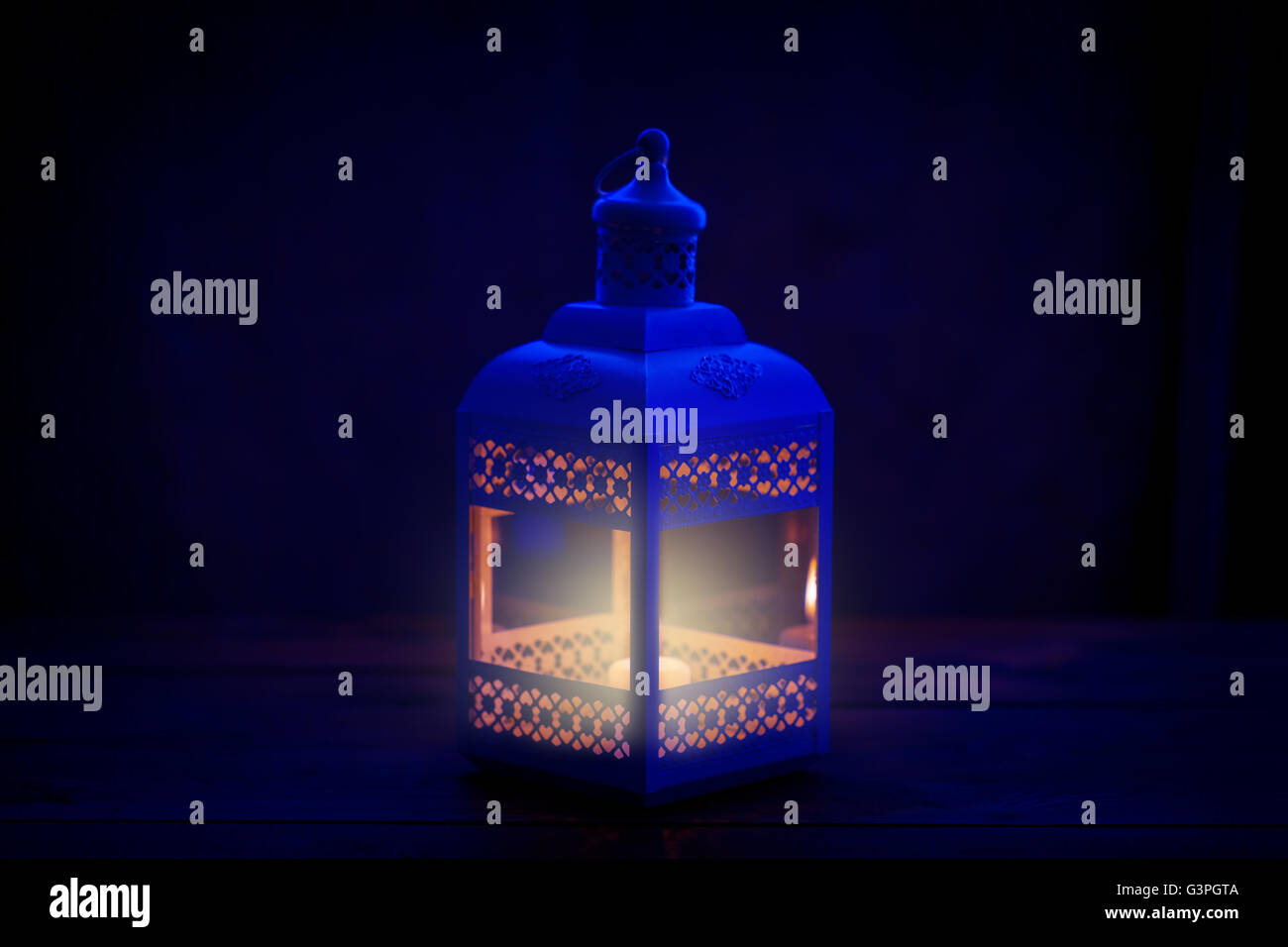 Bellissimo sfondo con un brillante lanterna fanus. la festa islamica del mese sacro del Ramadan kareem. spazio libero per le vostre tex Foto Stock