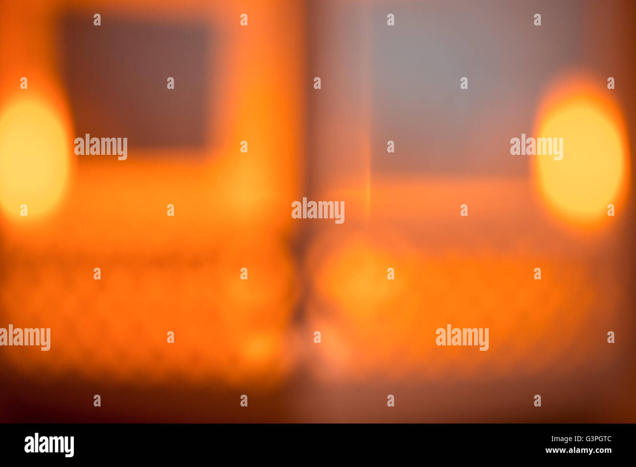 Bellissimo sfondo sfocato con una lanterna incandescente. La festa islamica del mese sacro del Ramadan Kareem. Spazio libero per le vostre Foto Stock