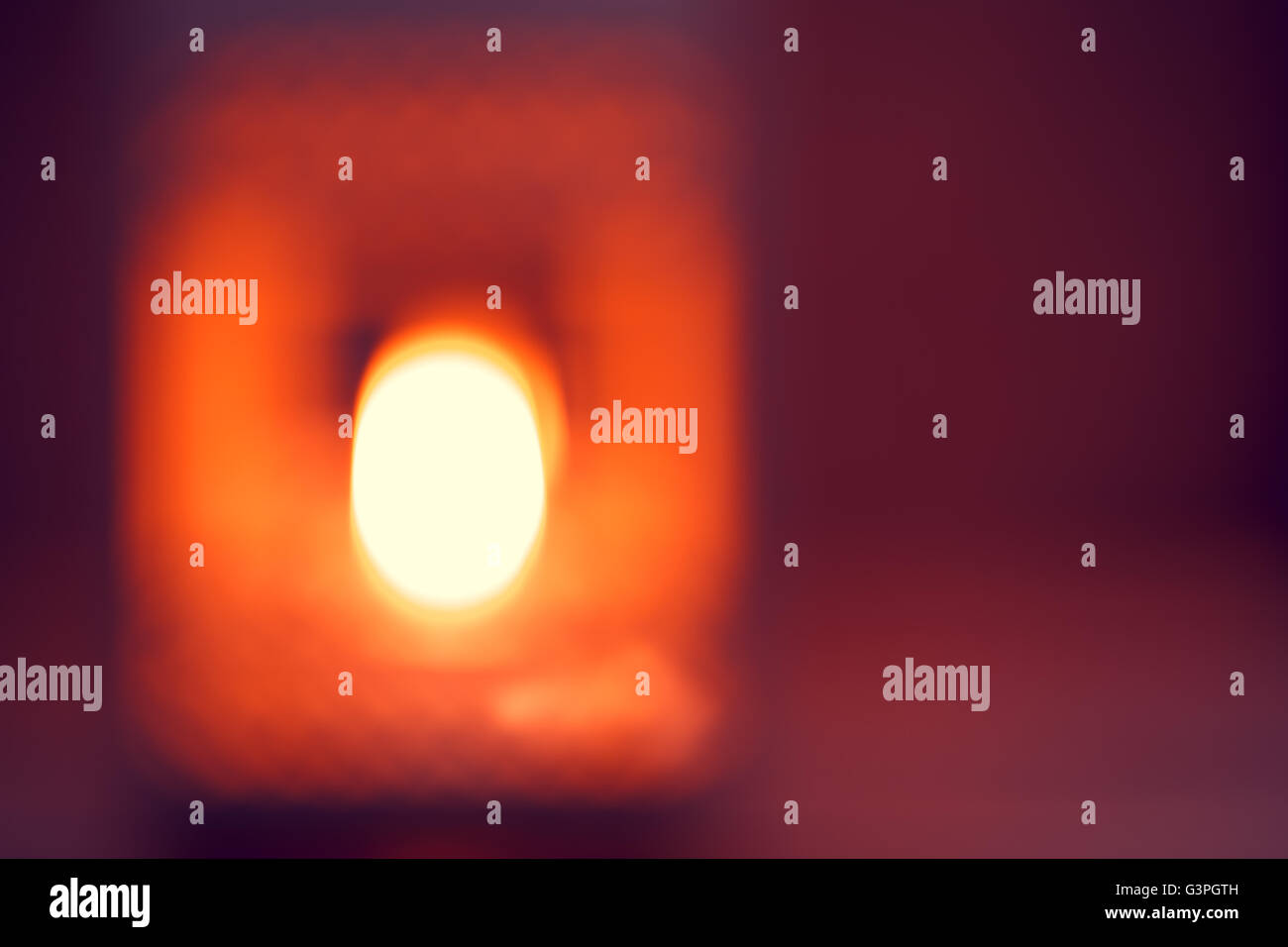 Bellissimo sfondo sfocato con una lanterna incandescente. la festa islamica del mese sacro del Ramadan kareem. spazio libero per le vostre Foto Stock