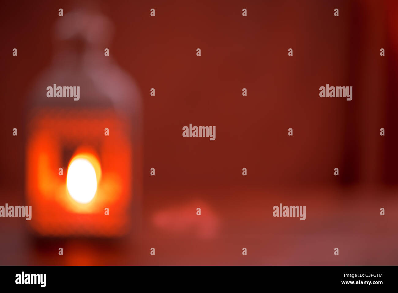 Bellissimo sfondo sfocato con una lanterna incandescente. La festa islamica del mese sacro del Ramadan Kareem. Spazio libero per le vostre Foto Stock