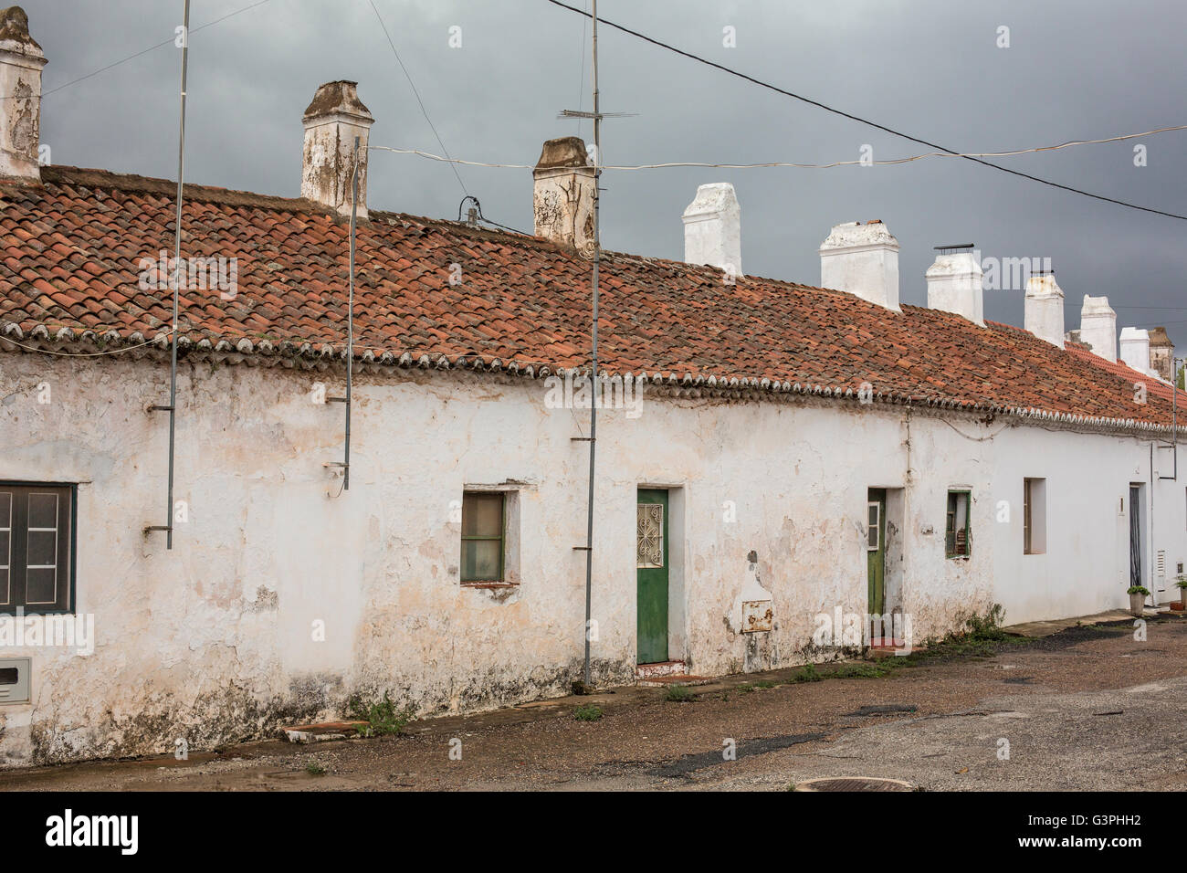 La città e il castello moresco di Mertola accanto al fiume Guadiana, Algarve, Portogallo meridionale, Europa. Foto Stock