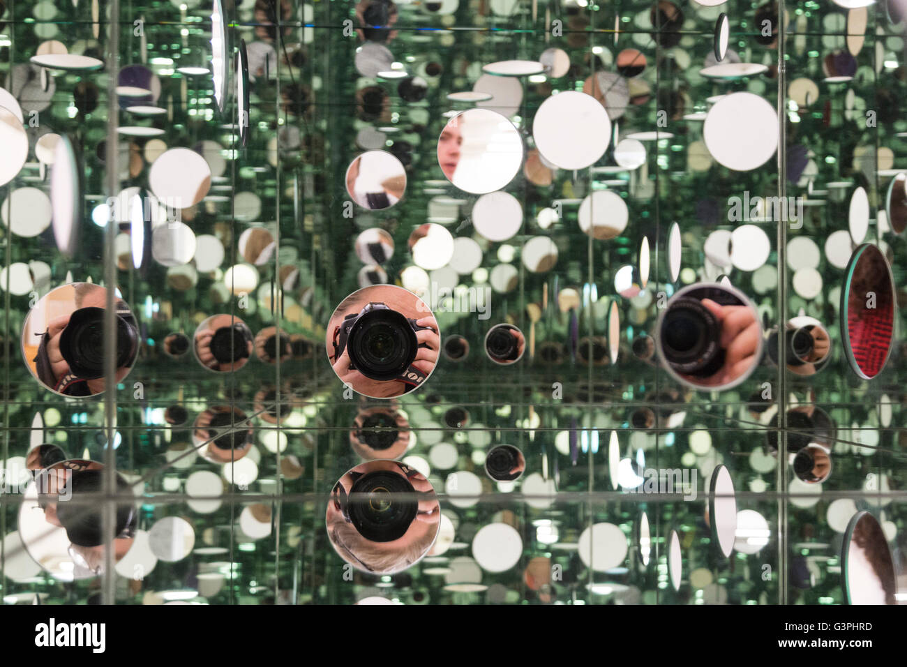 Londra, Regno Unito. Il 14 giugno 2016. Il passaggio di inverno, 2005 da Yayoi Kusama. Premere Anteprima del nuovo edificio, l'interruttore House, alla Tate Modern che sarà aperto al pubblico questo fine settimana. Foto Stock