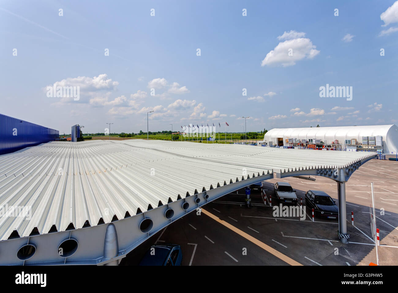 Primo Piano in alluminio perforato tetto parcheggio su sun Foto Stock